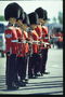 Ushtarë në uniforma të kuqe dhe kapelet lesh