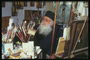 Дедушка с белой бородой в мастерской художника
