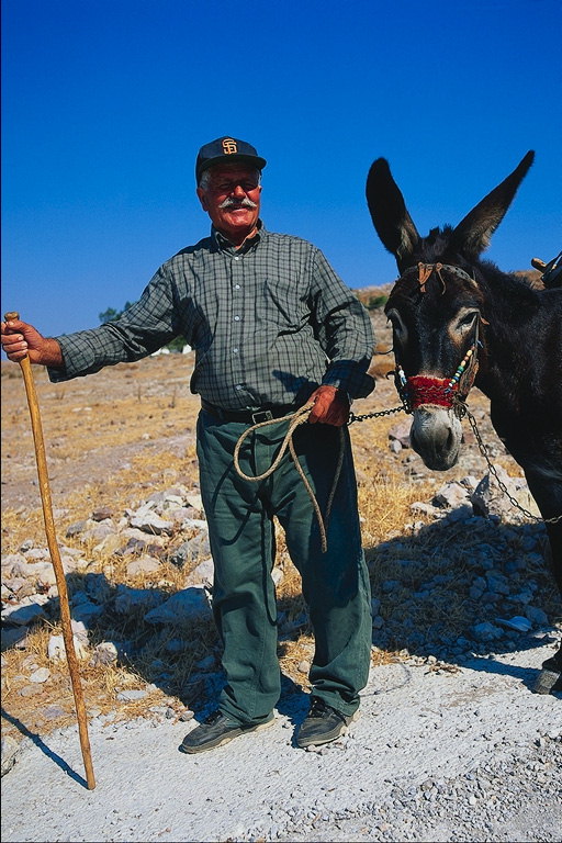 Grandfather mar fid-deżert a donkey