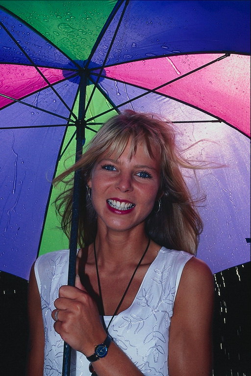 Sieviete ar lietussargu