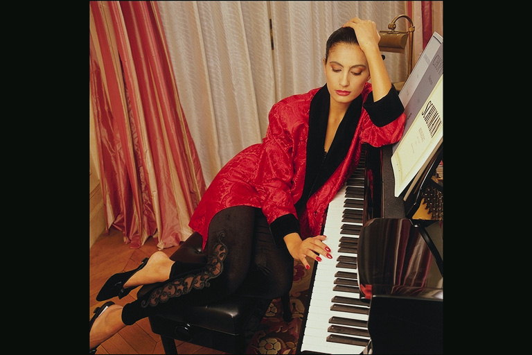 Kız piyano yanında