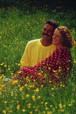 여자가 남자와 함께 lyubuyutsya 꽃밭