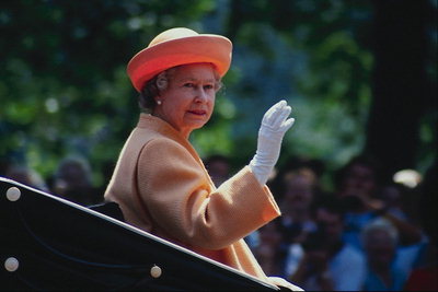 Köszöntések embereket a brit királynő