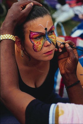 Imaxe borboletas coloreada cores sobre o rostro dunha rapaza