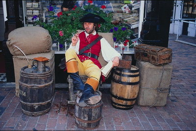 Um homem sentado em um barril