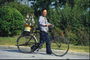 Un home cargando un deseño de bicicletas