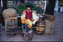 Un home sentado nun barril