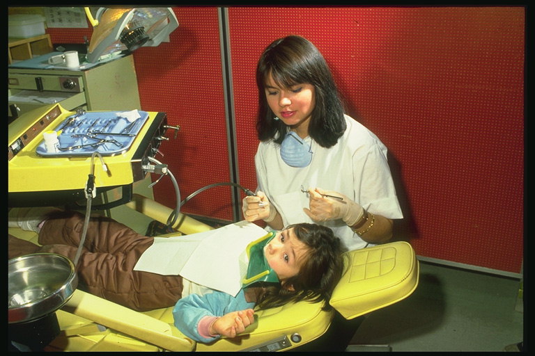 طفل في الحصول على طبيب الأسنان