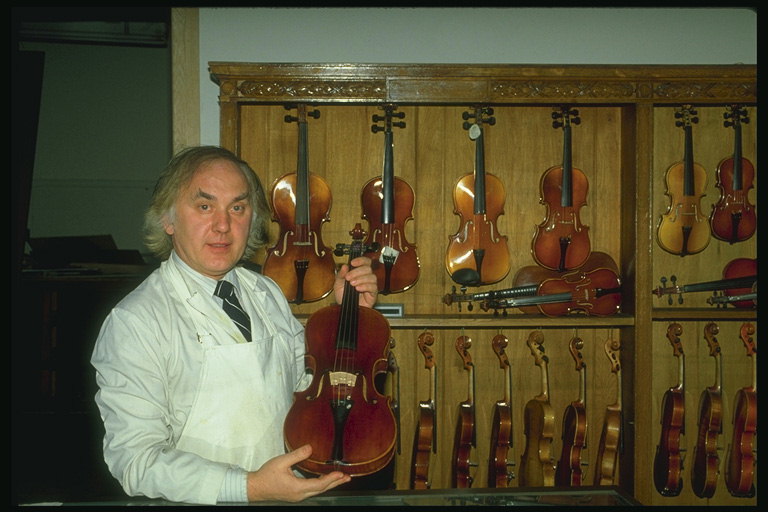O fabricante de violinos. O home co instrumento musical nas mans de