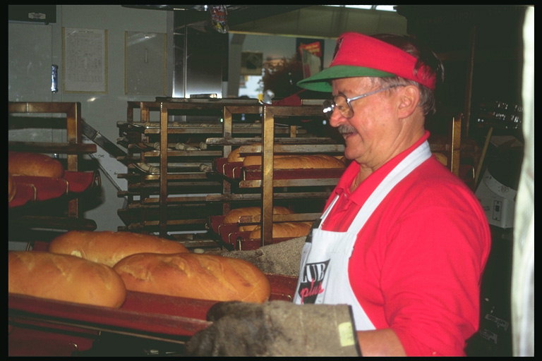 Pekar. Man cuocere il pane