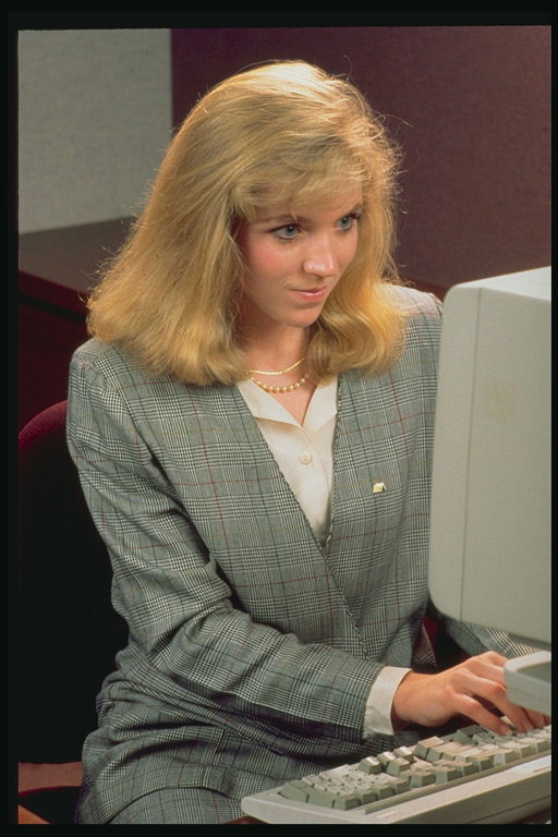 सचिव. औरत कंप्यूटर पर