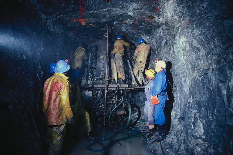 Mineira do carbón na mina