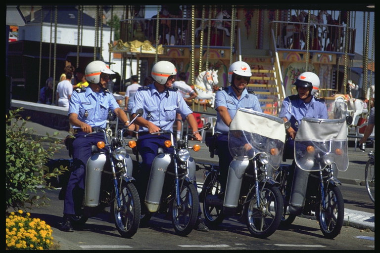 自動二輪車で、警察