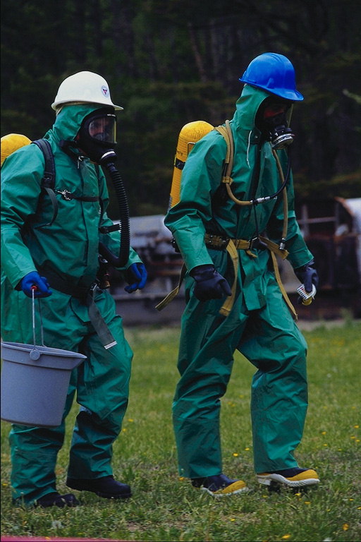 Mężczyźni w garniturach i maski gazowe