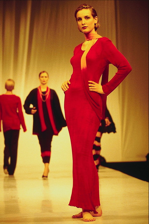 Modeli. Kadın kırmızı elbiseli