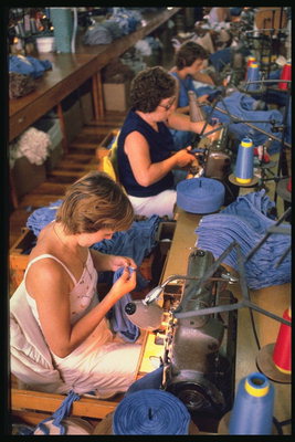 Dressmaker fuq ix-xogħol. Sewing ħwejjeġ