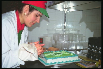 Konditer. She decorates the cake