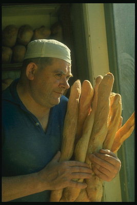 Baker. Um homem com uma fresca e pão fresco