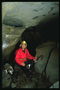 Женщина изучает пещеру