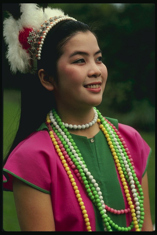 Девушка с разноцветными бусами на шее. Украшение волос и головы