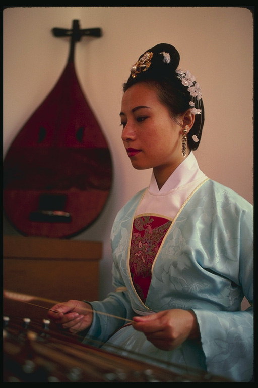 Tyttö sininen kimono. Valkoinen kukka hiuksissa