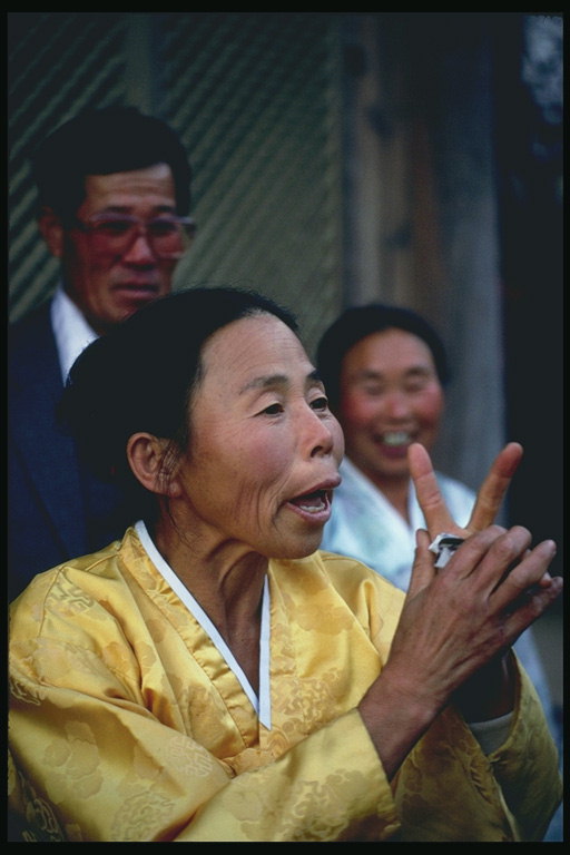 O femeie în vârstă de aur într-un chimono