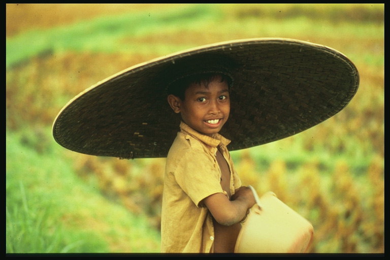 男孩在一个大稻草帽，手桶