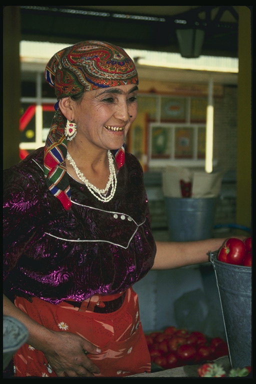 Femme dans un foulard coloré et perles blanches