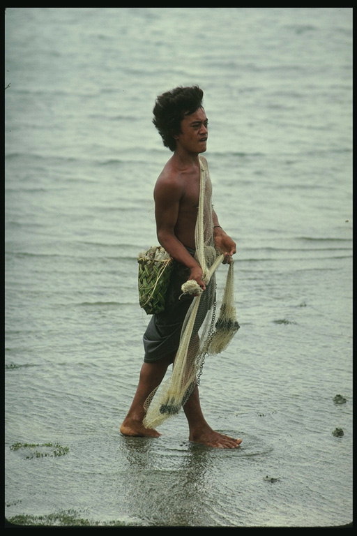 Ένας άνδρας με ένα πλέγμα για τη θάλασσα