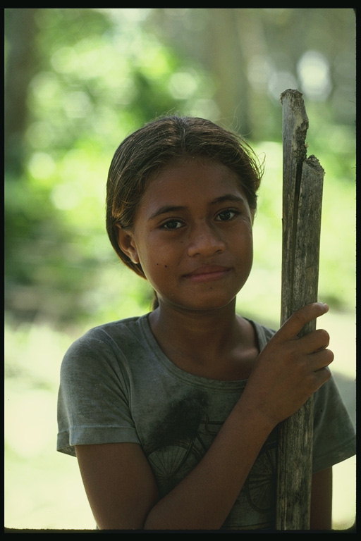 Meisje met een houten stok