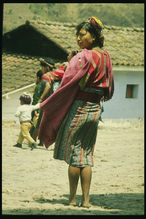 Vrouw op de achtergrond van het dorp
