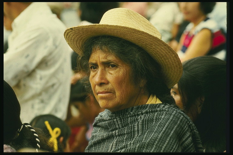 Një grua e moshuar në një kapelë kashte