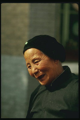 Một phụ nữ tại một giọng màu xanh lá cây đậm