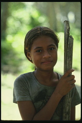 Fata cu un bat de lemn