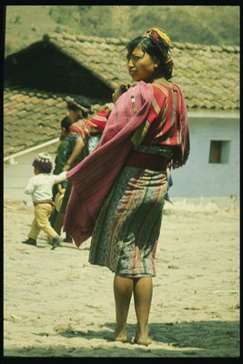 Kvinna på bakgrunden i byn
