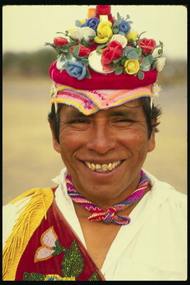 Một người đàn ông trong một headdress với hoa nhân tạo