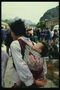 Ребенок в гамаке на спине мамы
