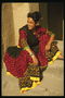 Mulher em saia fofo. A combinação de cores marrom escuro, vermelho e amarelo