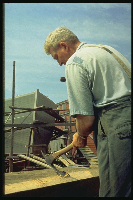 Плотник во время работы