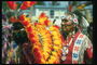 Вождь. Мужчина в головном уборе украшенном перьями, тканью и бусинками