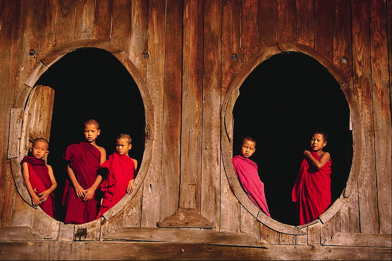 Деревянное помещение с круглыми окнами. Дети 