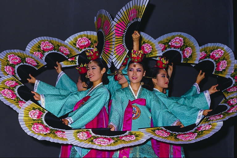 Композиция с веерами. Девушки в голубых кимоно и розовых поясах
