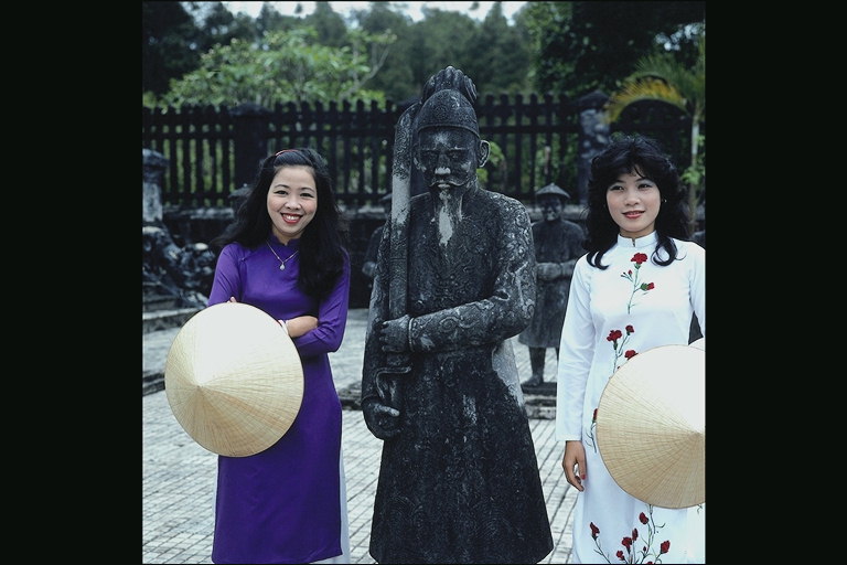 Девушки возле статуи с камня