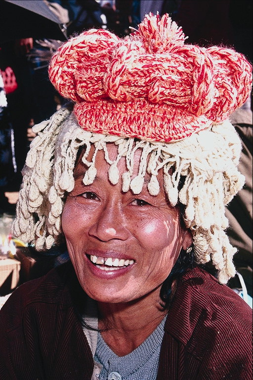 Женщина в головном уборе с ткани и торочек