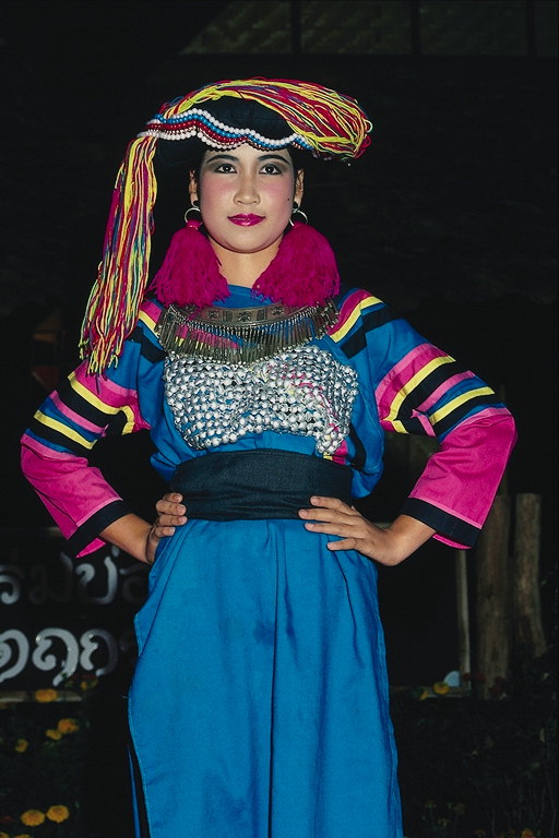 Девушка в наряде с разноцветными полосами