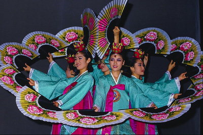 Композиция с веерами. Девушки в голубых кимоно и розовых поясах