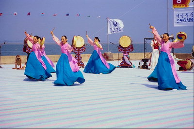 Танец. Девушки в синих юбках и розовых блузах