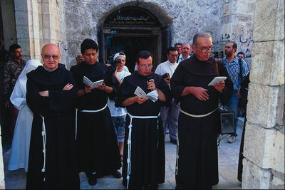 Чтение молитвы. Монахи
