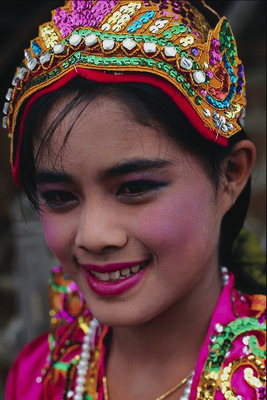 Девушка в головном уборе с разноцветными камнями и блестками