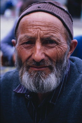 Мужчина в коричневой вязаной шапке
